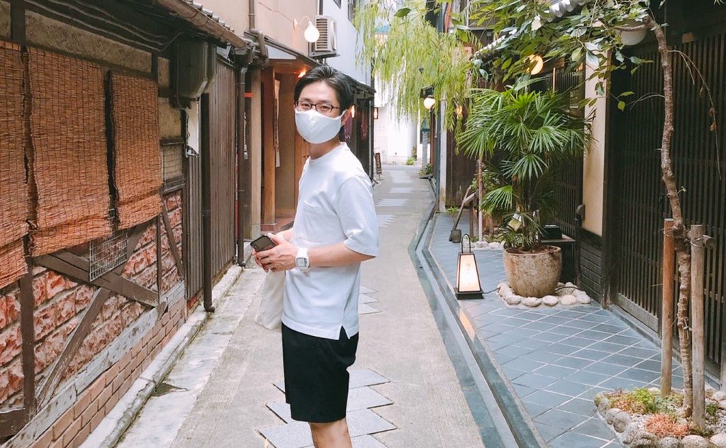 京都の町並みで振り返る男性